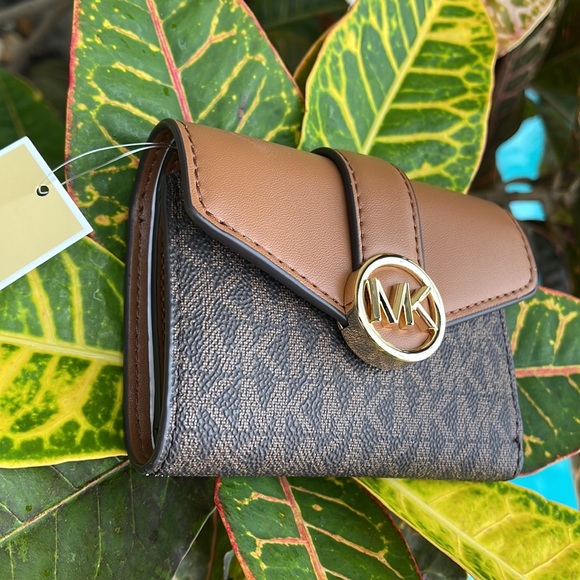 MICHAEL KORS CARMEN MEDIUM LOGO AND FAUX LEATHER WALLET BROWN - Picture 14 of 16